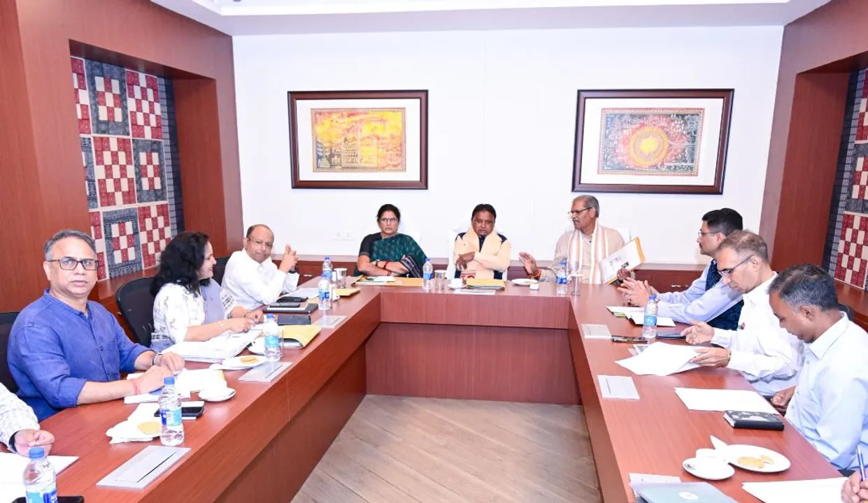  Odisha CM Mohan Majhi's first meeting with top officials on govt works