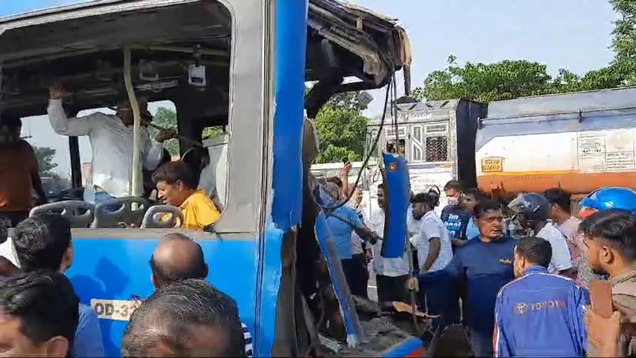  20 injured as trucks hit Mo Bus near Odisha’s Cuttack city