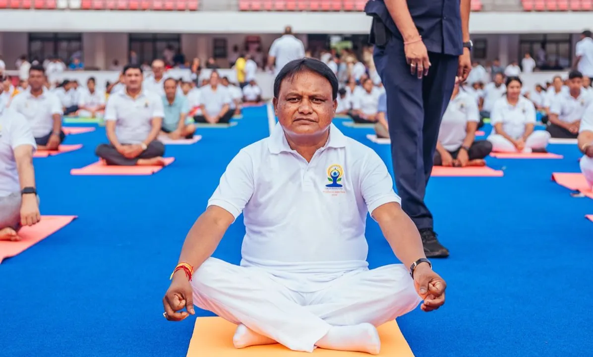  Odisha CM Mohan Majhi participates in state-level International Yoga Day celebration at Kalinga Stadium