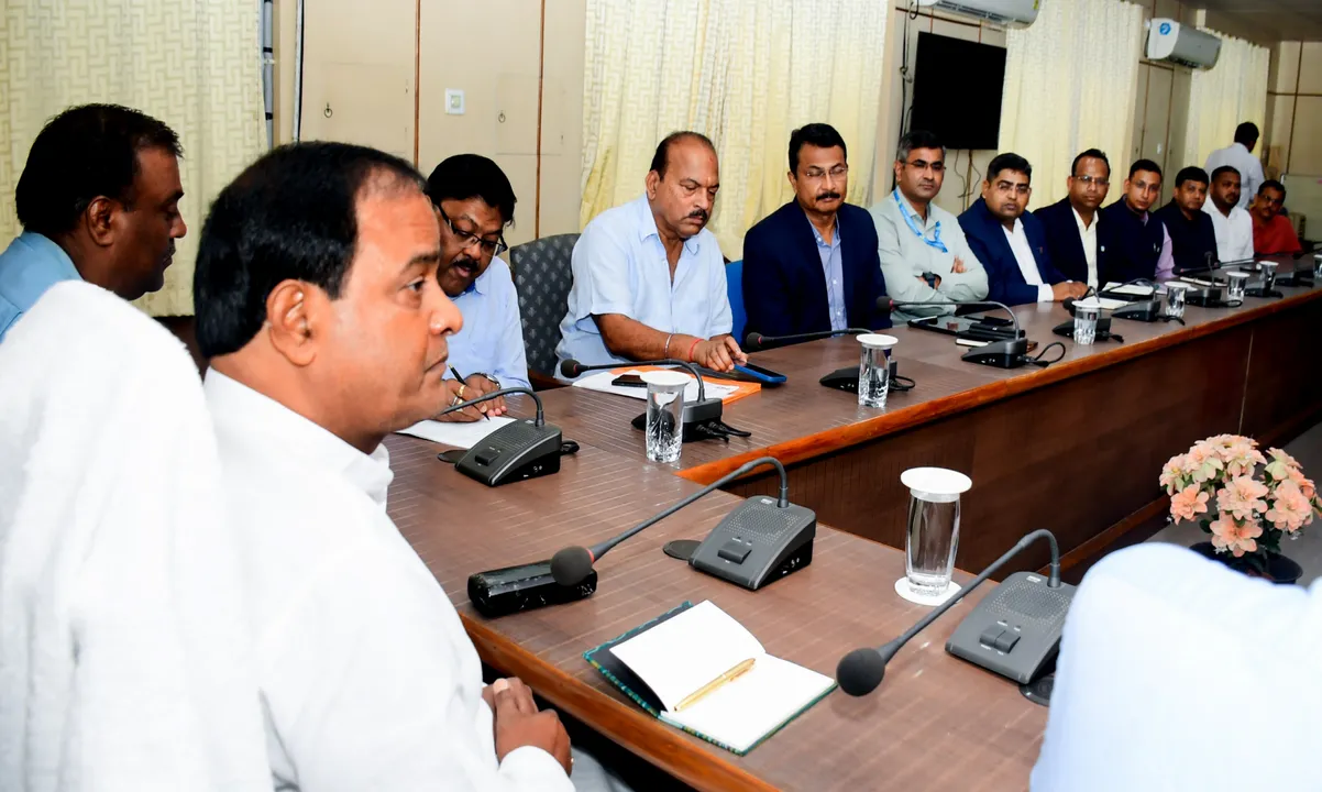  Deliver LPG cylinder within 48 hours of booking: Odisha Minister to distributors