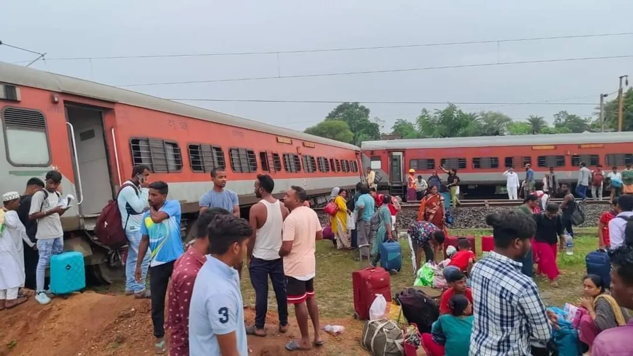  Howrah-CSMT Express train derails in Jharkhand; 2 dead, 50 injured