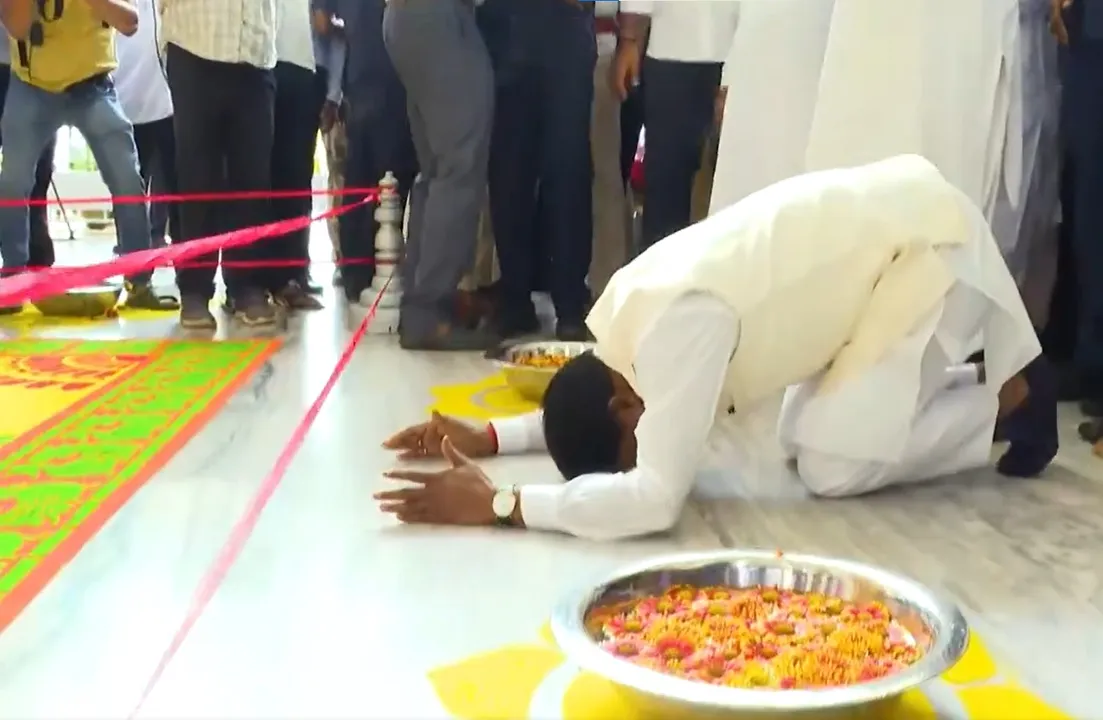  Mohan Majhi bows as he enters Lok Seva Bhawan for first time as Odisha CM