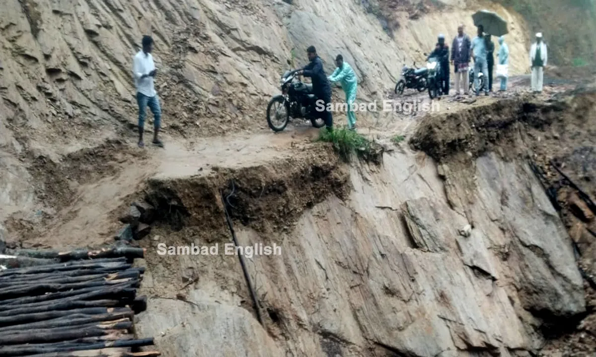  Odisha: Massive landslide on Bayapada Ghat road cuts off 18 villages from rest parts in Malkangiri