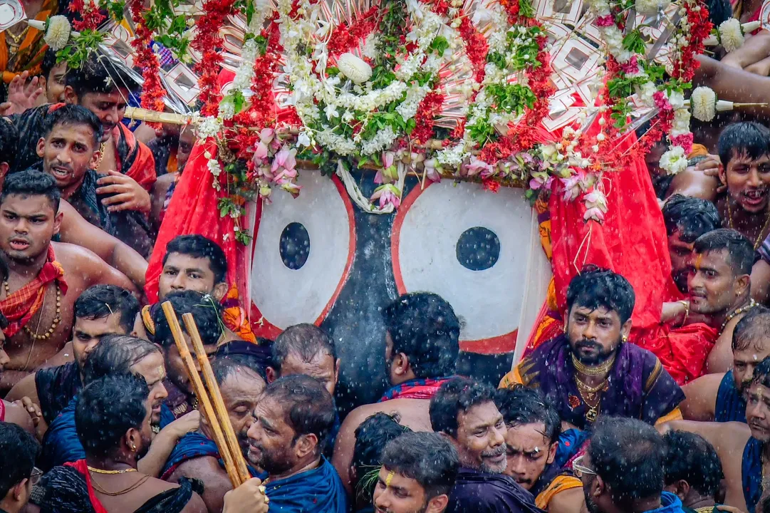  Bahuda Jatra: Lord Jagannath, siblings escorted to chariots in Pahandi ritual [See Pics]