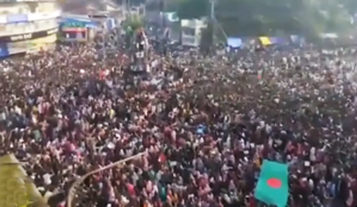  Angry protesters set Home Minister's residence on fire in Dhaka