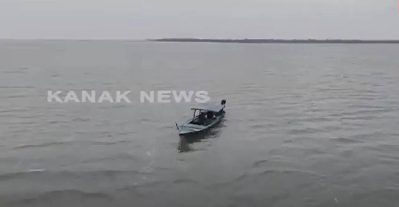  Forest Dept's patrolling boat stranded in Chilika lake due to technical snag