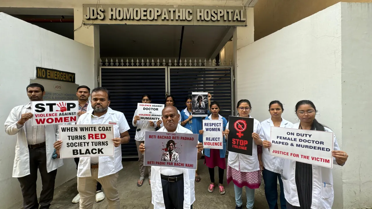 Doctors of JDS Homoeopathic Hospital, Jharsuguda join nationwide 24-hour protest