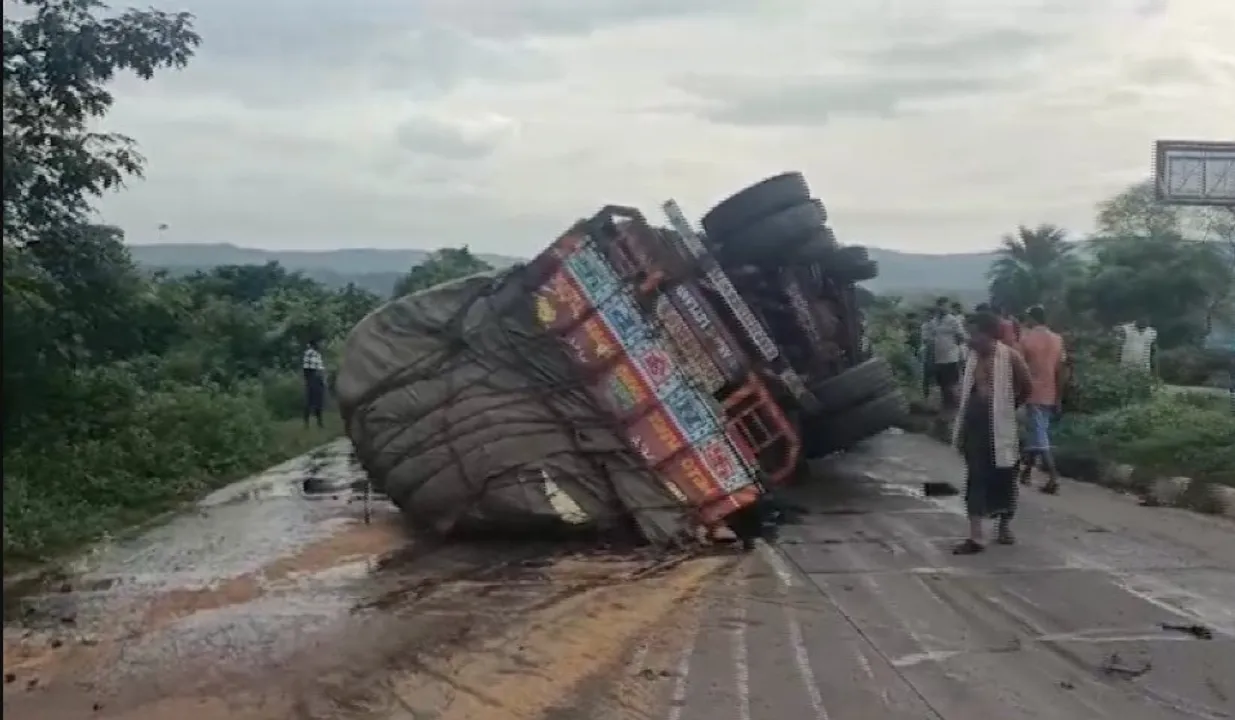  Odisha: 3 including 2 Kanwariyas mowed down by truck on NH-16 in Khallikote