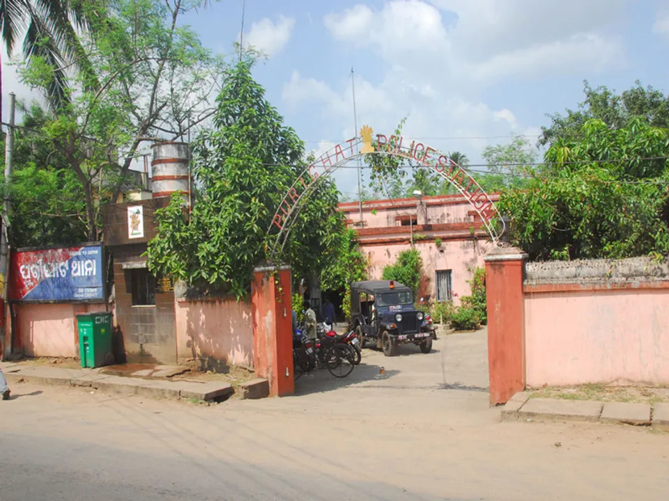 Two persons, who jumped into Kathajodi River in Cuttack, walk to police station