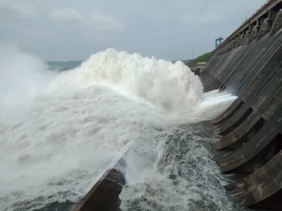  Hirakud Dam releases year's first flood water