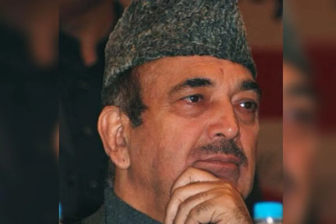  17 J&K leaders desert Azad, rejoin Congress