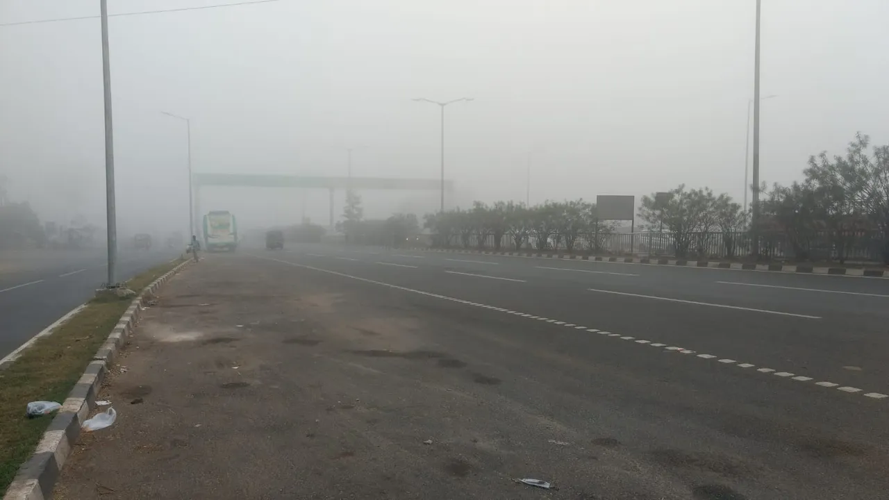  Dense fog reduces visibility in Bhubaneswar, Cuttack