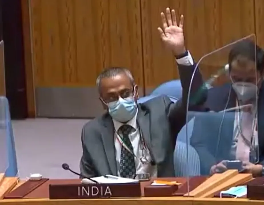  India's Deputy Permanent Representative R Ravindra raises his hand at the United Nations Security Council on Wednesday, March 23, 2022, to vote to abstain on a resolution proposed by Russia on the humanitarian situation in Ukraine. (Photo: UN) 