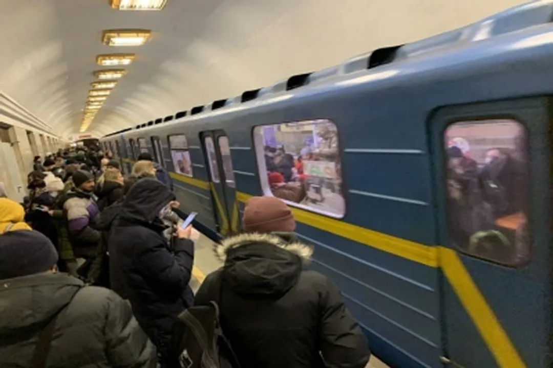  Tension escalates as thousands fight to get on trains leaving Kyiv