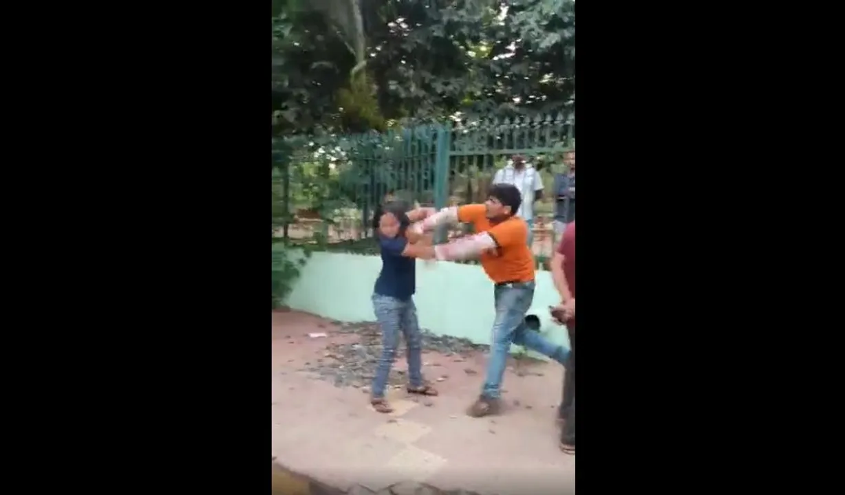  Food Delivery Boy thrashes girl near IG Park in Bhubaneswar [Watch Viral Video]