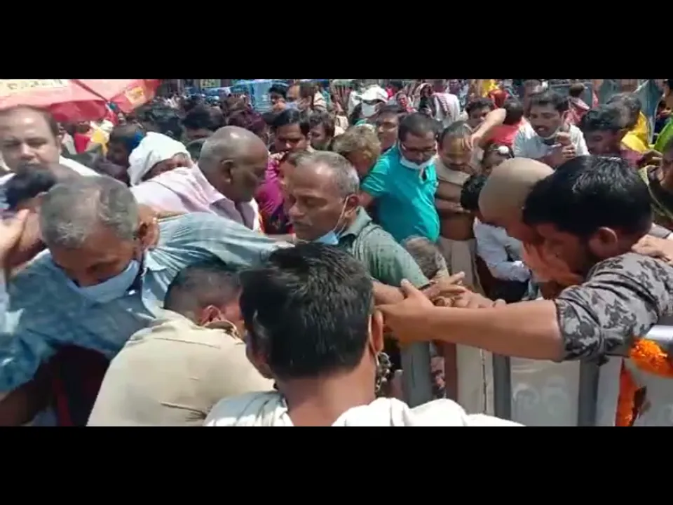  [Watch] Devotees break barricade to enter Puri Jagannath Temple on Dola Purnima