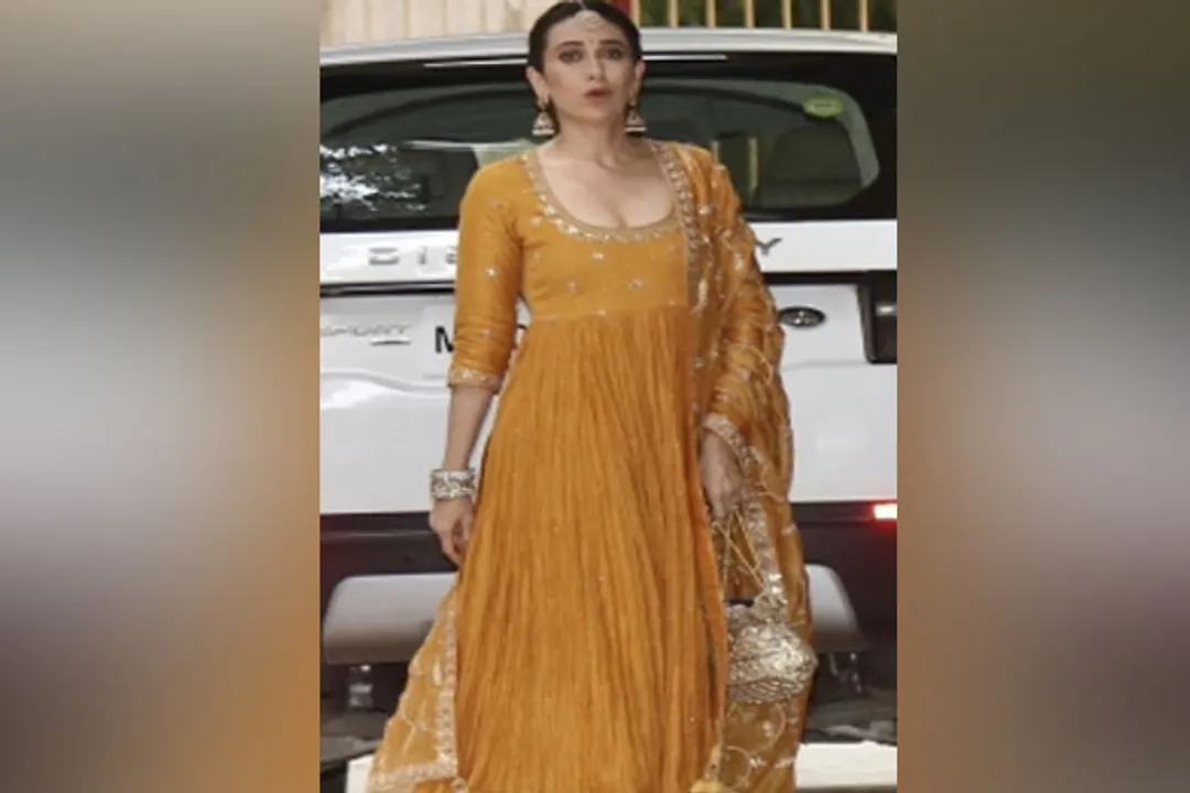  Ranbir-Alia wedding: Karisma Kapoor flaunts mehendi