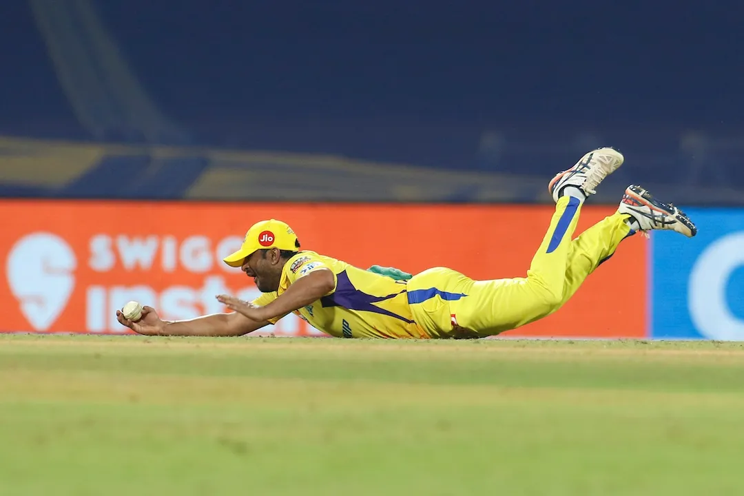  IPL 2022: Rayudu's sensational one-handed catch to dismiss Akash Deep sets social media on fire. 