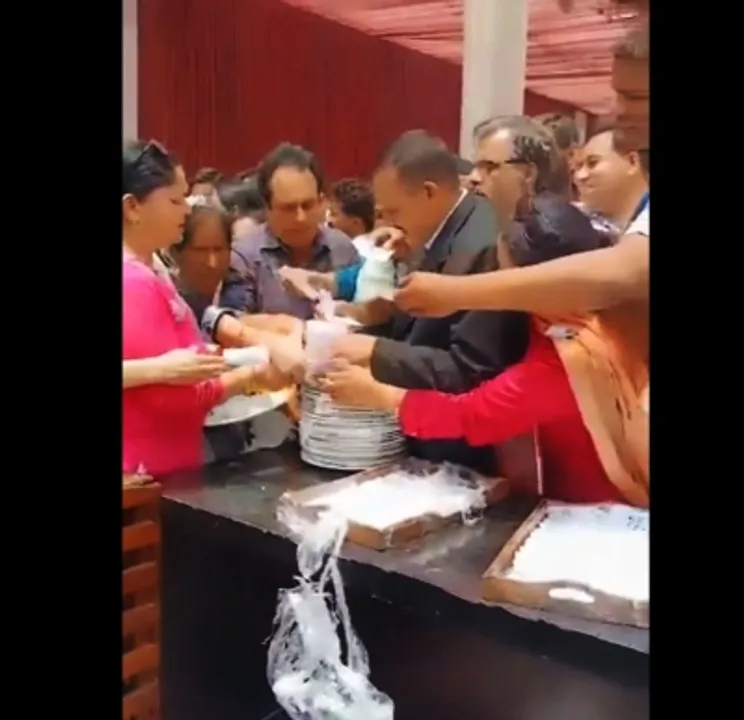  [Watch] Punjab teachers jostle to grab a plate for free lunch