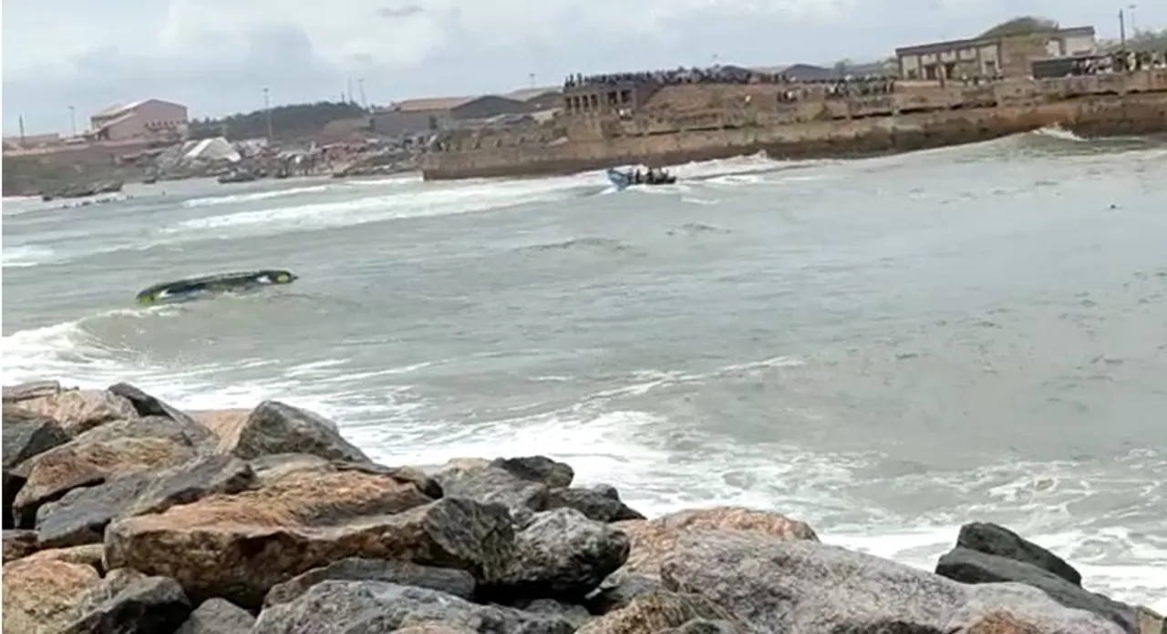  [Watch] 60 fishermen narrowly escape as boats capsize in sea off Odisha coast