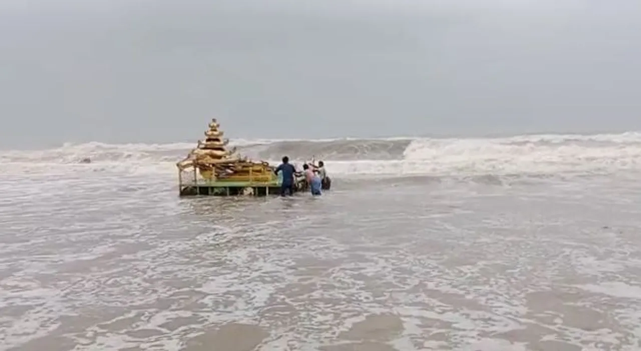  Chariot-like structure which washed ashore in Andhra during Cyclone 'Asani' belongs to Myanmar