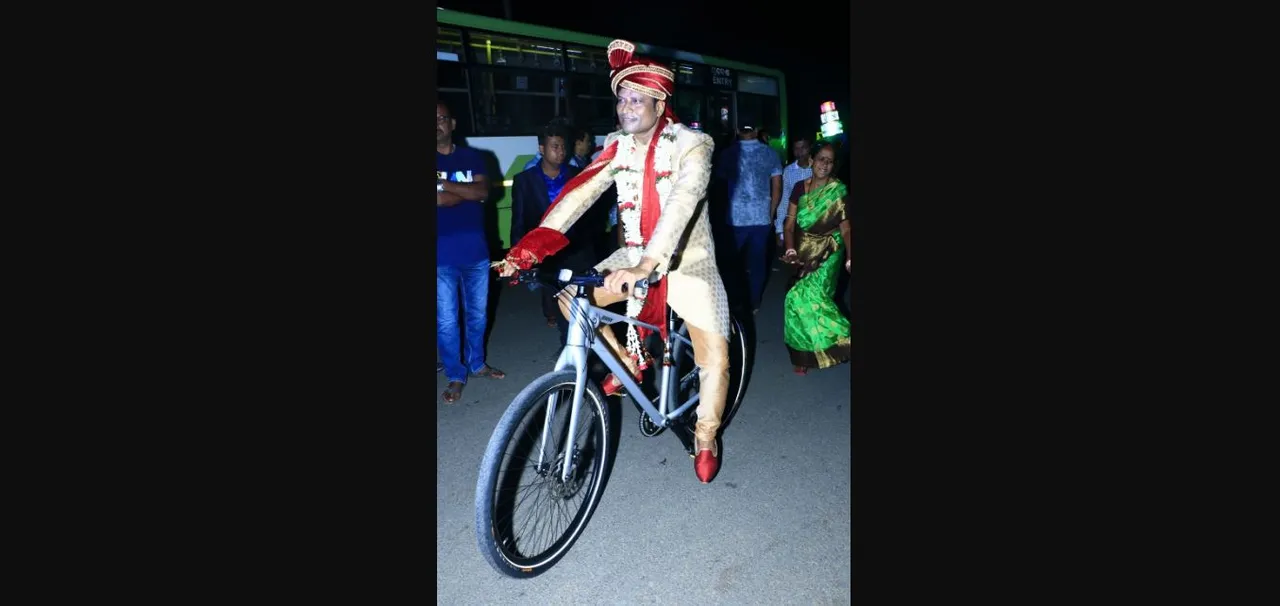  [Watch Video] Groom rides bicycle in Bhubaneswar to oppose fuel price hike