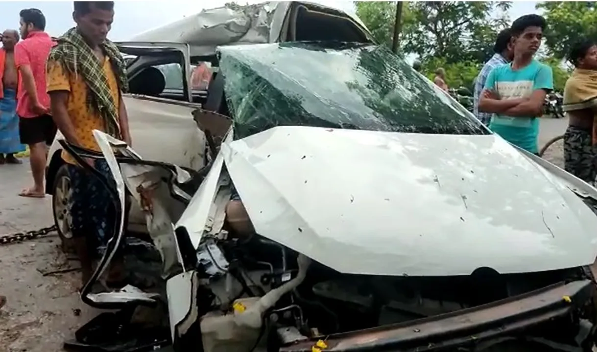  Car rams into roadside tree in Puri; two dead
