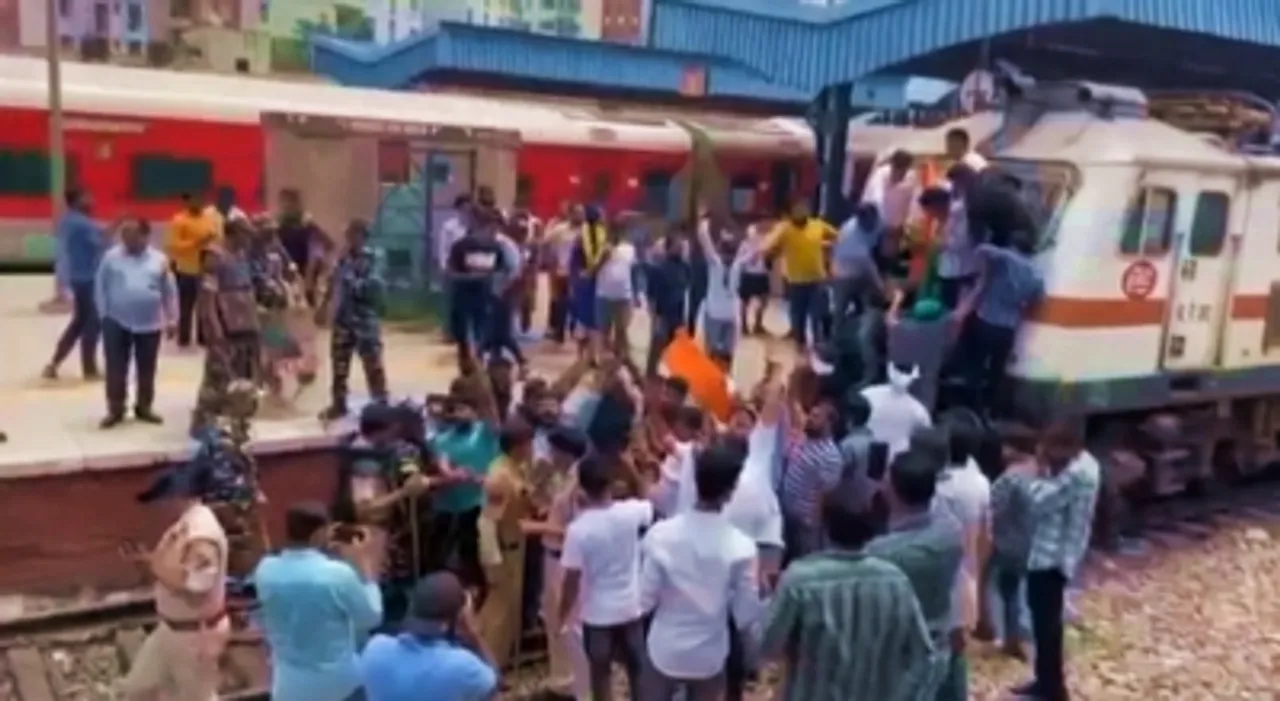  Over 500 trains cancelled following Agnipath protests