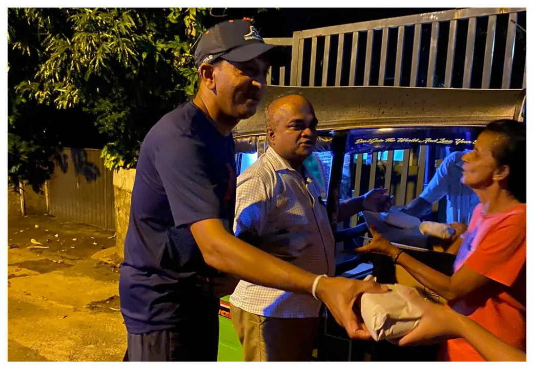  Roshan Mahanama serves tea, buns amid severe crisis in Sri Lanka