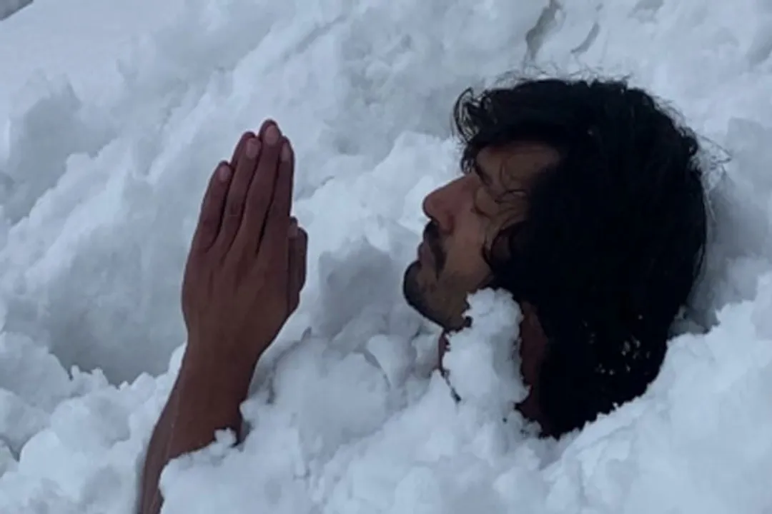  [WATCH] Vidyut Jammwal shares video of him practising kriyas in the Himalayas