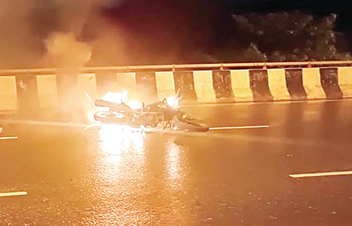  Bhubaneswar: Youth burnt to death with motorcycle on Acharya Vihar flyover, murder suspected