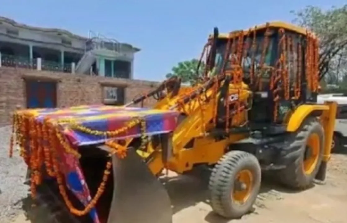  Unique wedding! Groom rides bulldozer to reach bride's house in UP