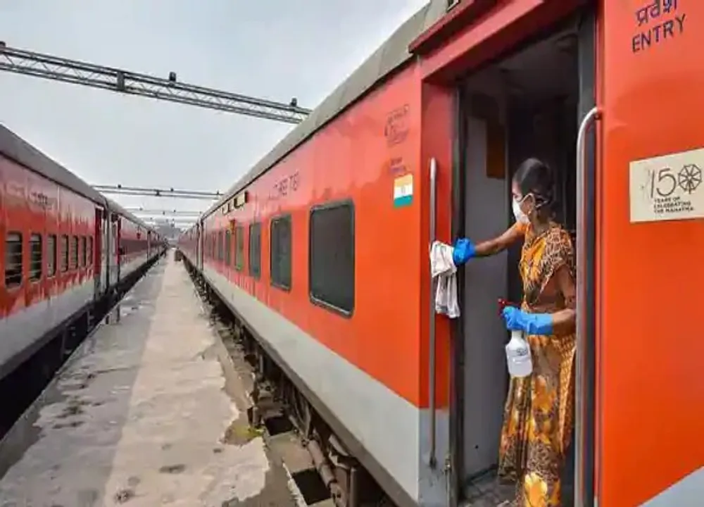  Bhubaneswar-bound Konark Express halted in Telangana after smoke spotted in coach