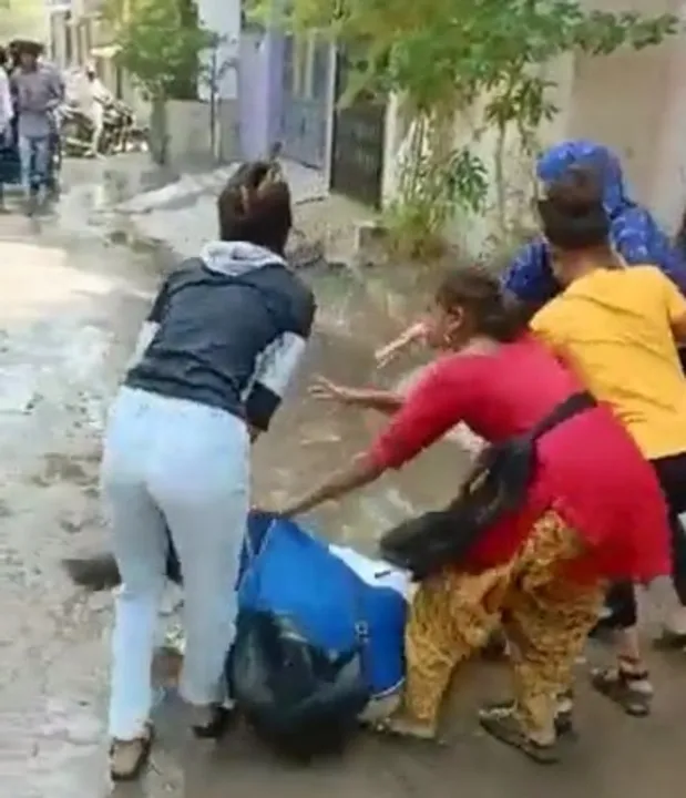 [Watch] Female employee of Domino's Pizza beaten up by group of women