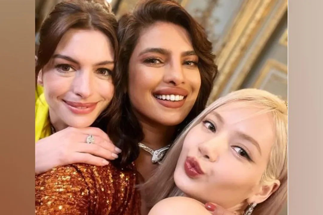  Priyanka Chopra Jonas poses with Anne Hathaway, Blackpink's Lisa