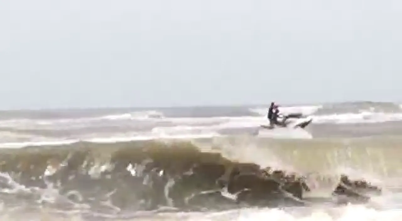 West Bengal tourist swept away in Puri sea