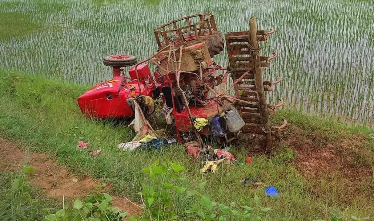  2 dead, 2 others injured as tractor turns turtle in Mayurbhanj