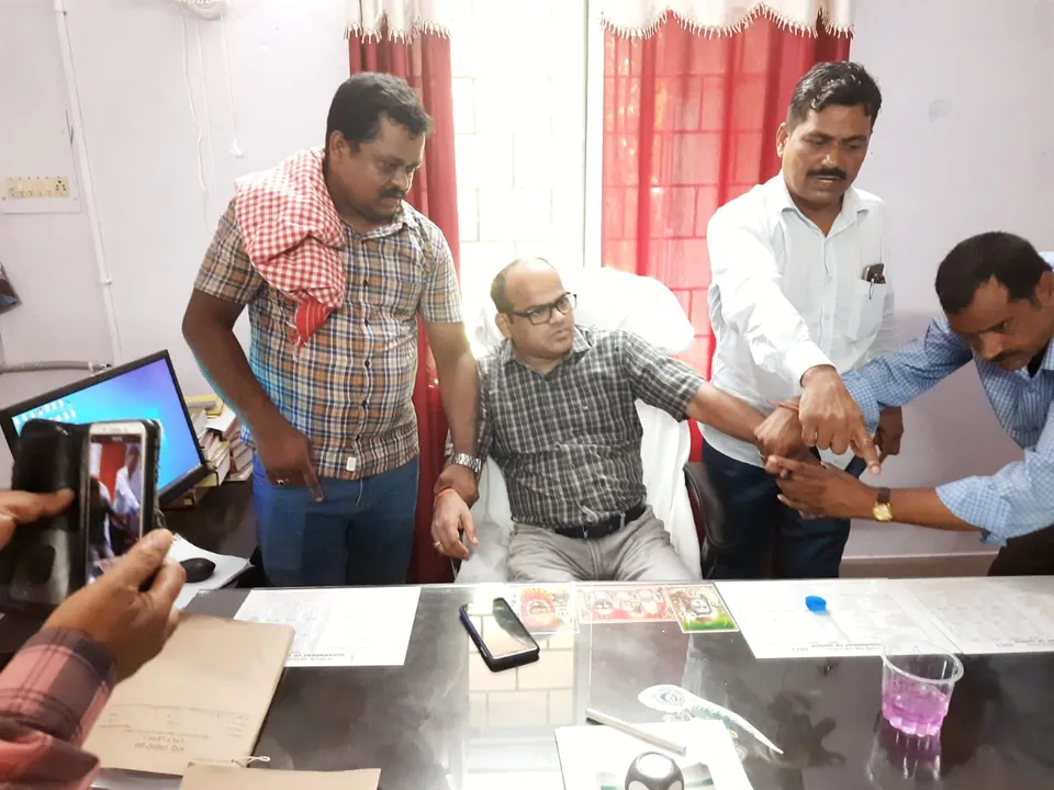  Raruan tahasildar caught red-handed by Vigilance while accepting bribe