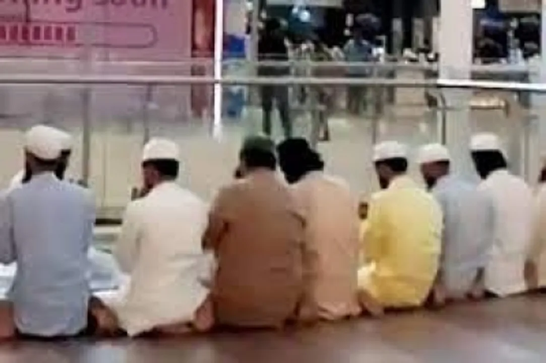  Namaz in Lulu Mall in Lucknow sparks controversy