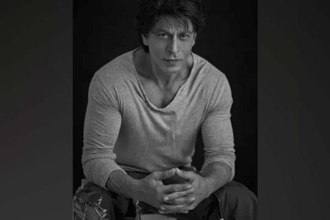  Shah Rukh Khan's monochrome picture takes over the Internet