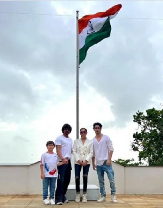  SRK, family celebrate 'Har Ghar Tiranga', hoist Tricolour at Mannat