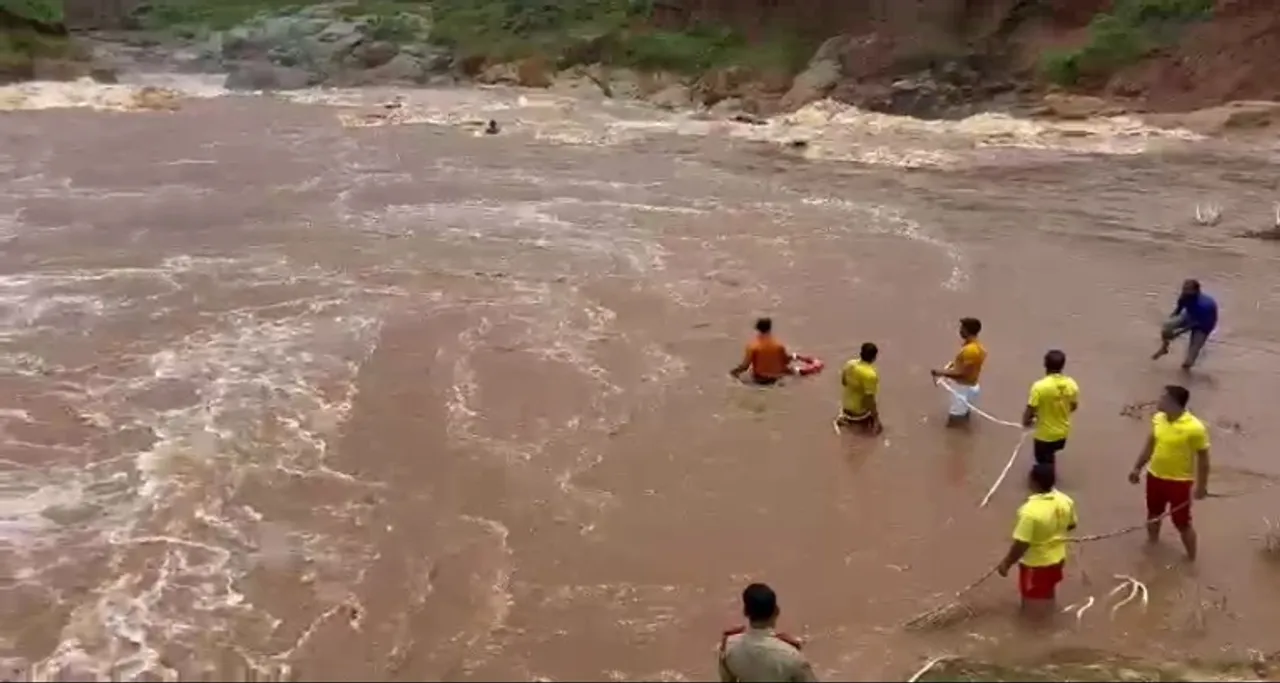  Odisha: Andhra man jumps into Nagavali River to save 3 children