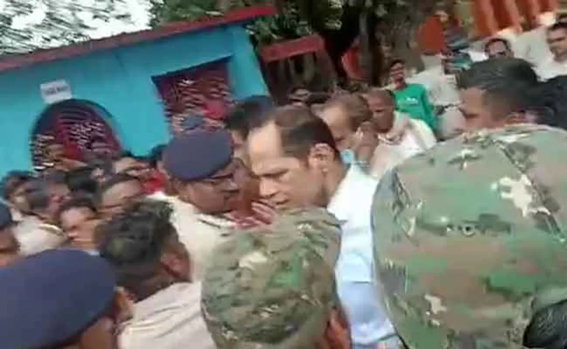  Odisha: MLA Pradeep Panigrahi shown black flags on his way to I-Day celebration