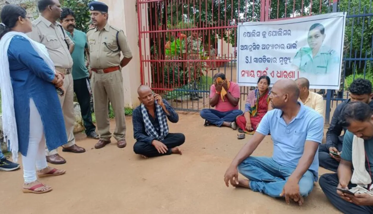  Police SI Swagatika Behera's death: Family stages dharna demanding arrest of G Udayagiri IIC