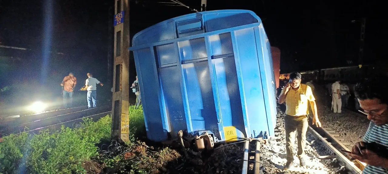  Goods train derails near Bhubaneswar station
