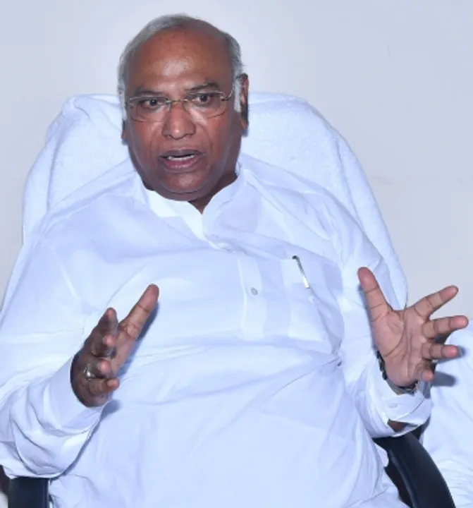  Mallikarjun Kharge quizzed by ED during search operation in National Herald case