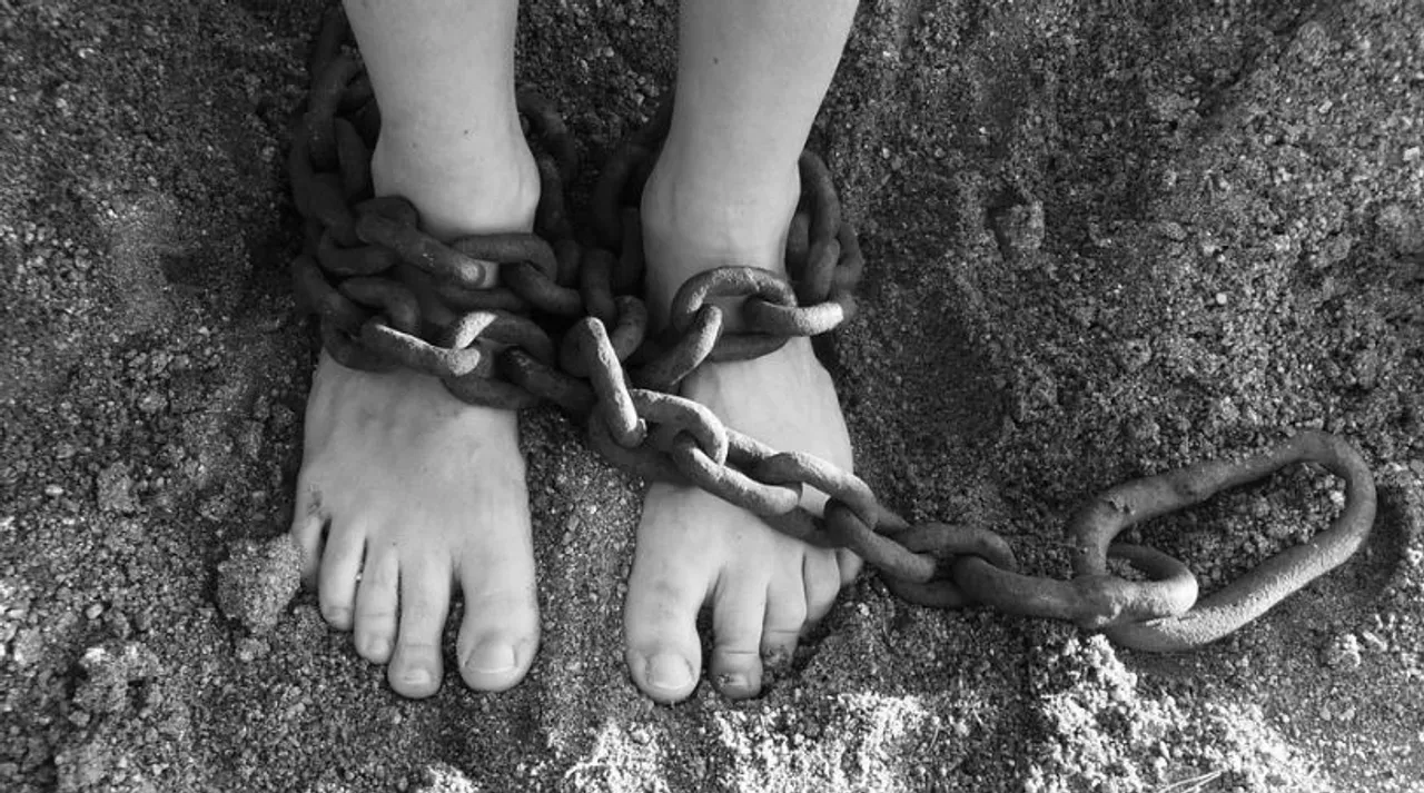  Minor girl takes advantage of traffic jam to save herself from traffickers in UP