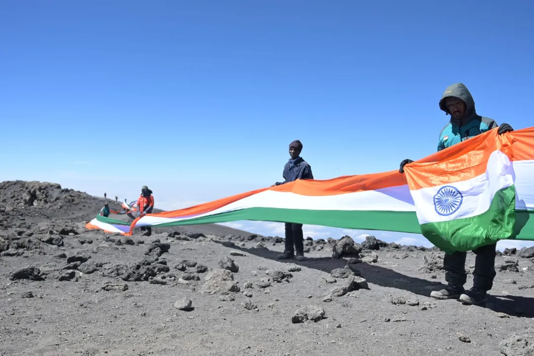  [Watch] Odia mountaineer scales Mount Kilimanjaro in Africa, unfurls 575-ft-long Tricolour