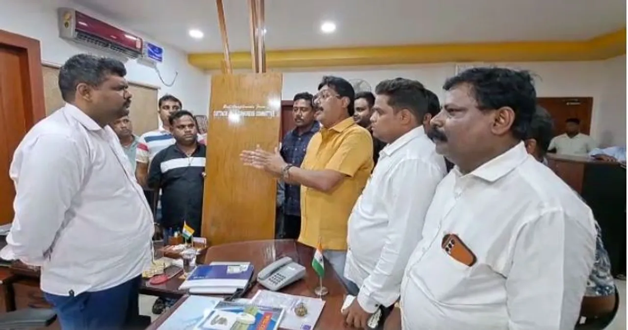  Peeved Congress leader donates door to CMC Mayor in Odisha. Here’s why