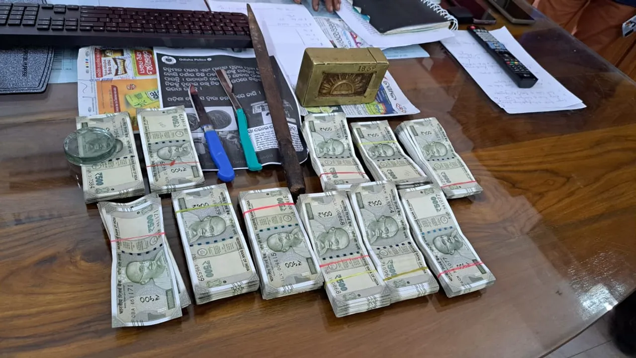  Man, father-in-law among 4 held for duping Rs 10 lakh by selling fake gold bricks